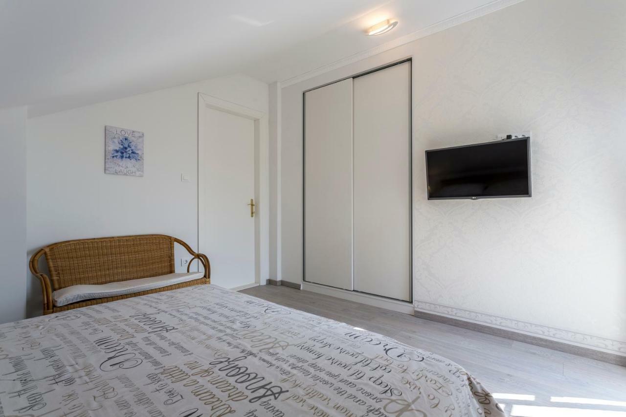 ČislaHouse Luce With Poolアパートメント エクステリア 写真